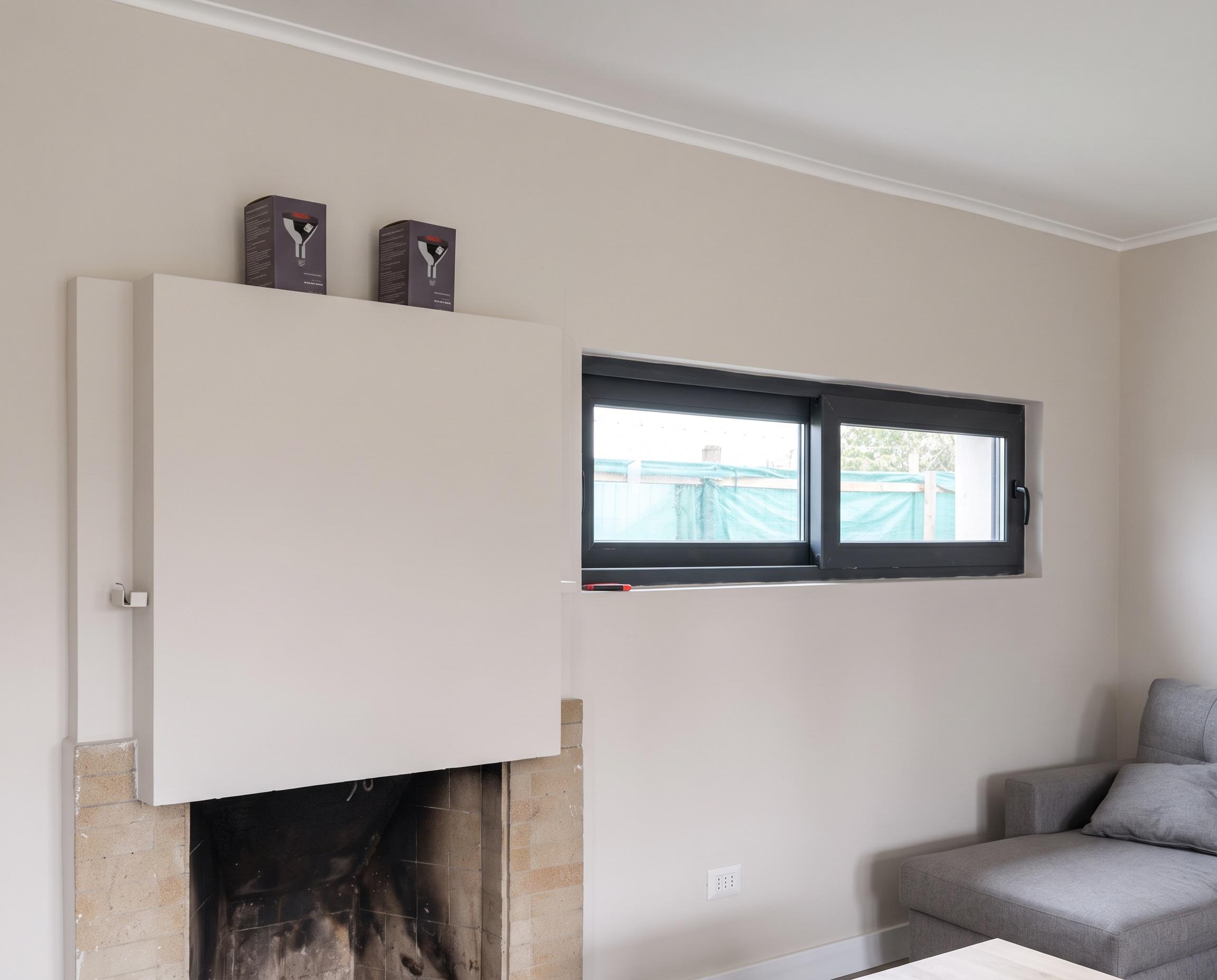 Chimenea y ventanales en living